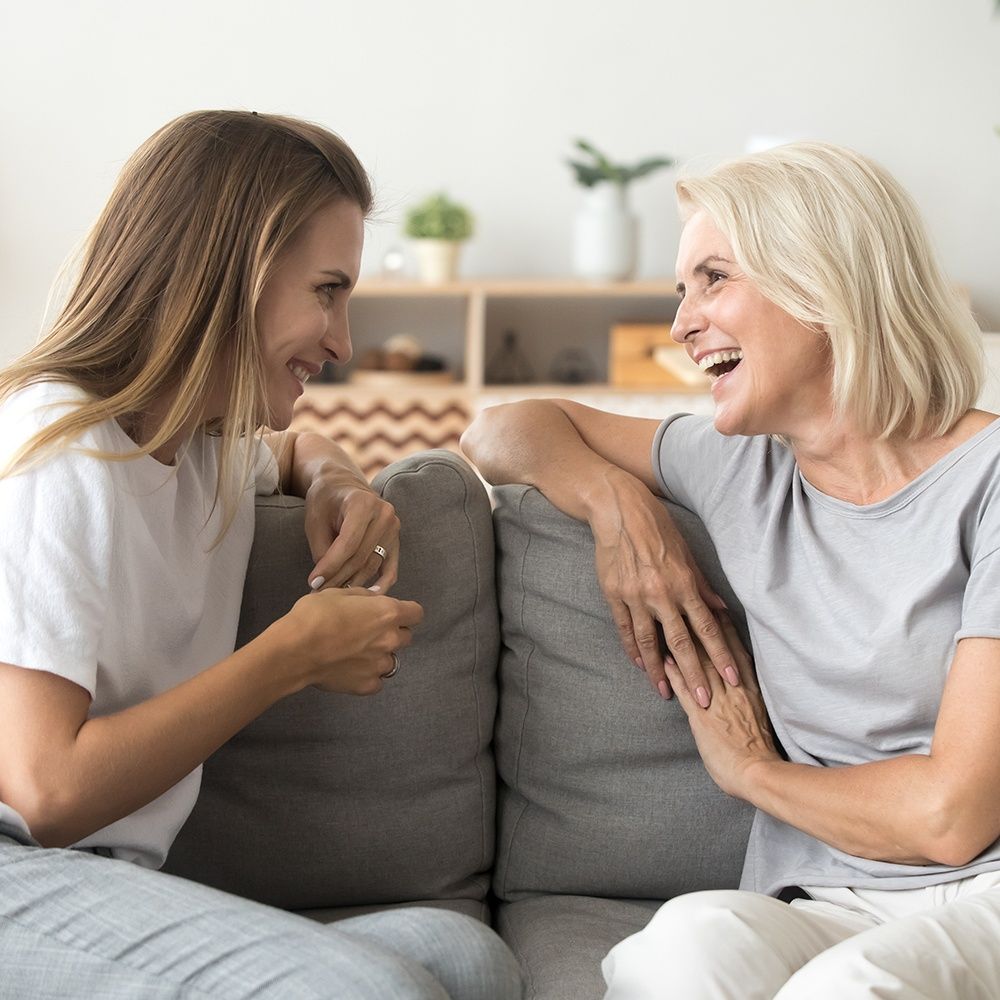 Frauen auf Couch