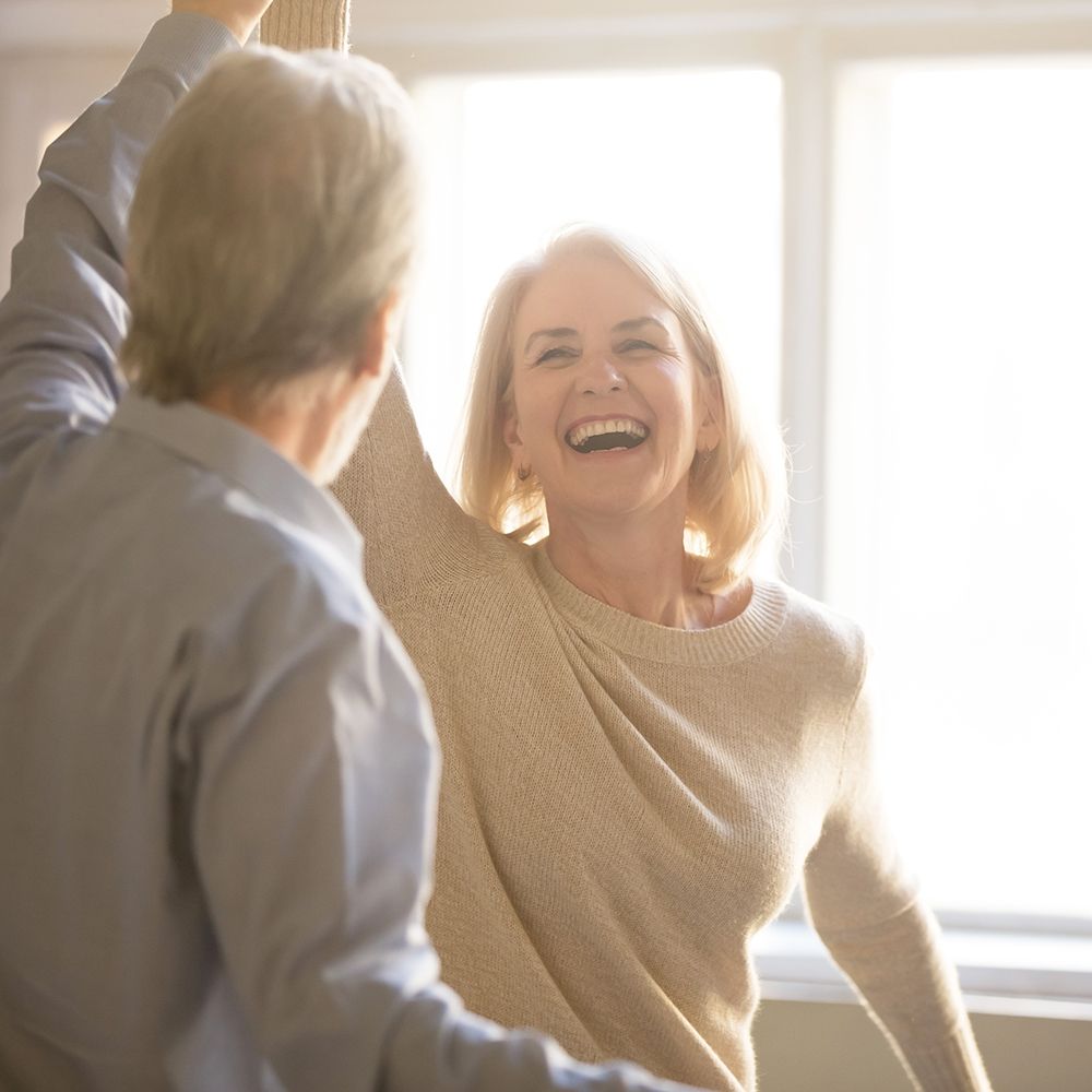 Frau und Mann freuen sich