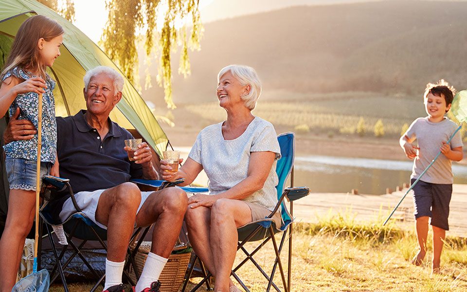 Aeltere Menschen beim Camping