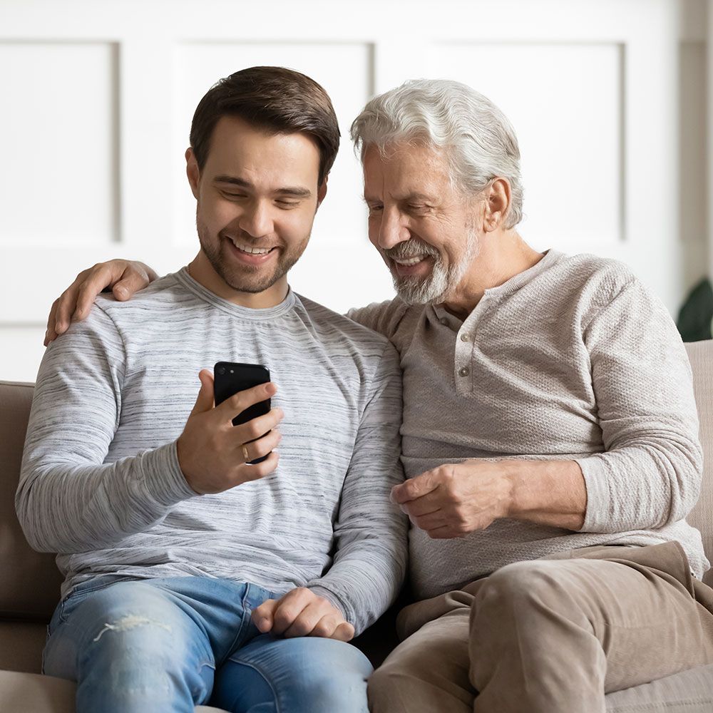 Telefonberatung von Vater und Sohn