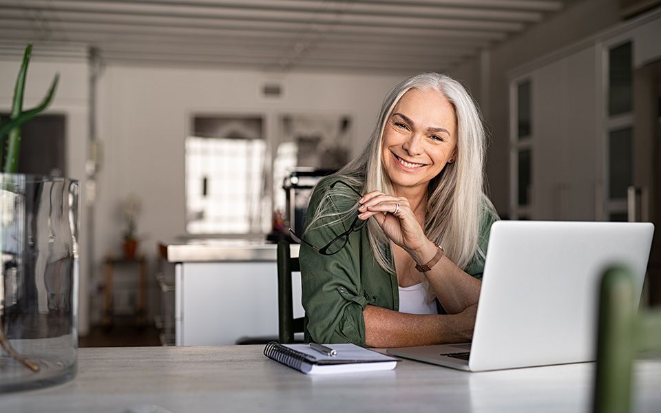 aeltere Frau am laecheln